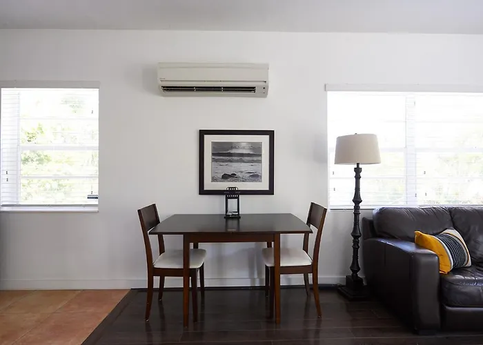 Clean Cosy Flat, Steps From The Beach